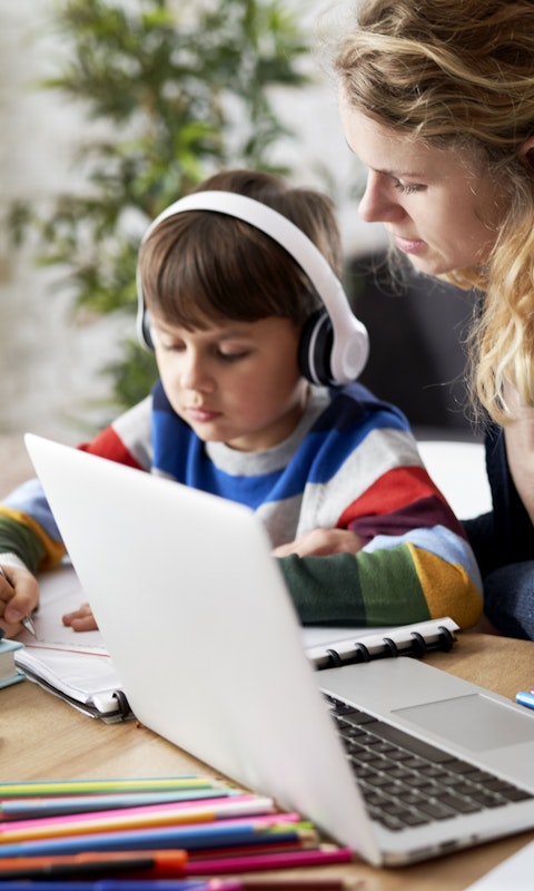 Adobe Stock 419104090 Mum Helping Children Home Learn Copy