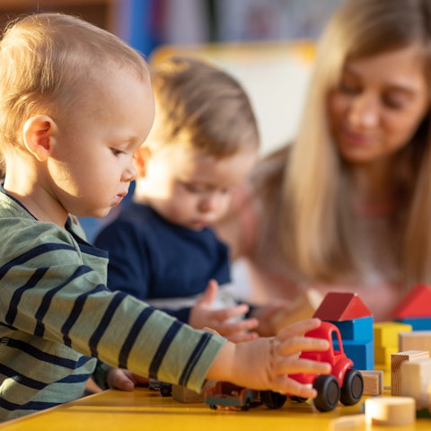 Exploring the working lives of child care educators in long day care centres